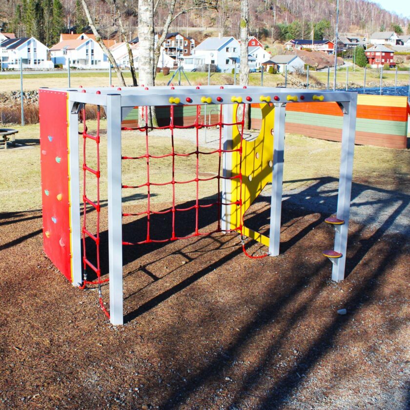 Aktivitetsapparat med klatrevegg